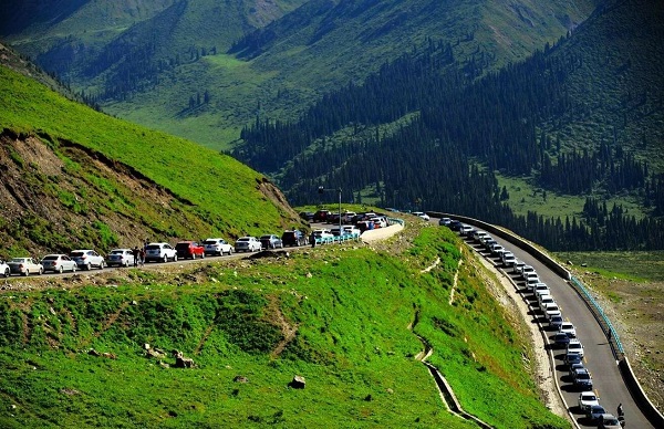 独库公路堵哭，新疆被游客们挤爆了？试